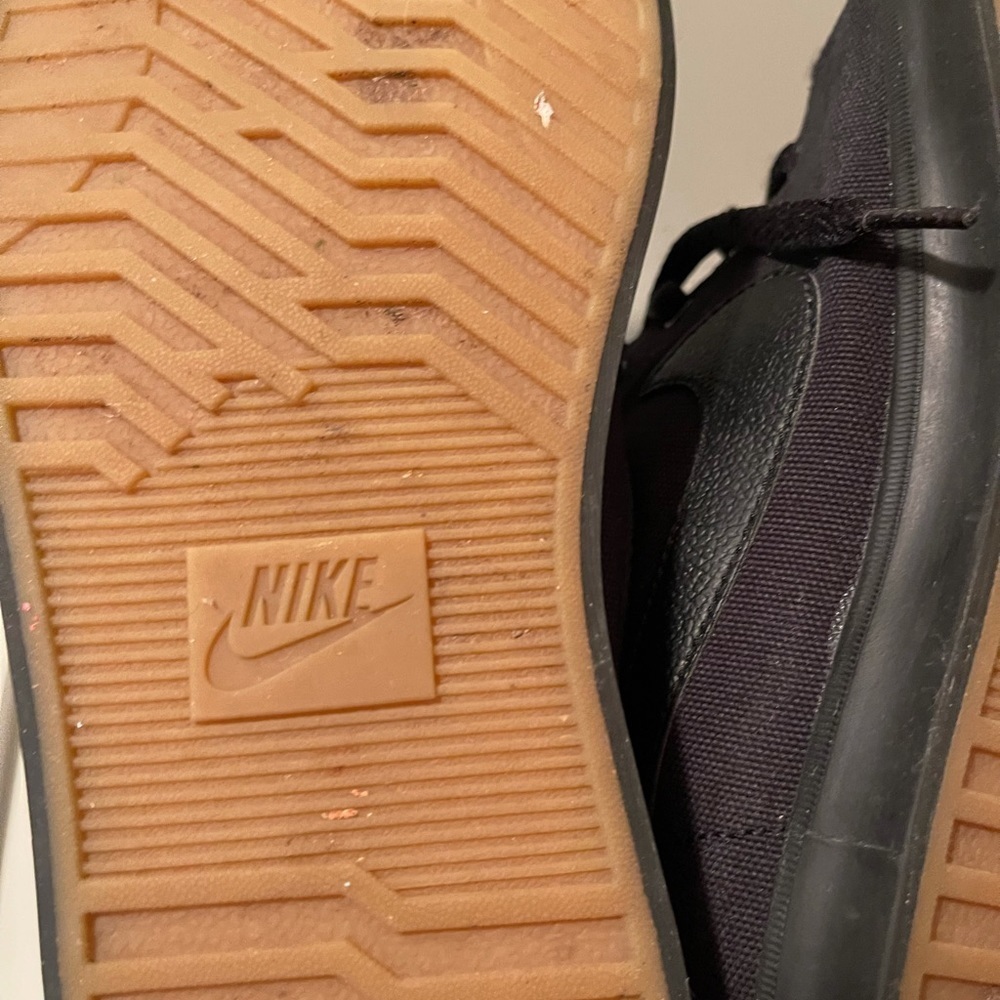 Nikes very nice and  simple sneaker with black logo in two sides - Picture 12 of 16